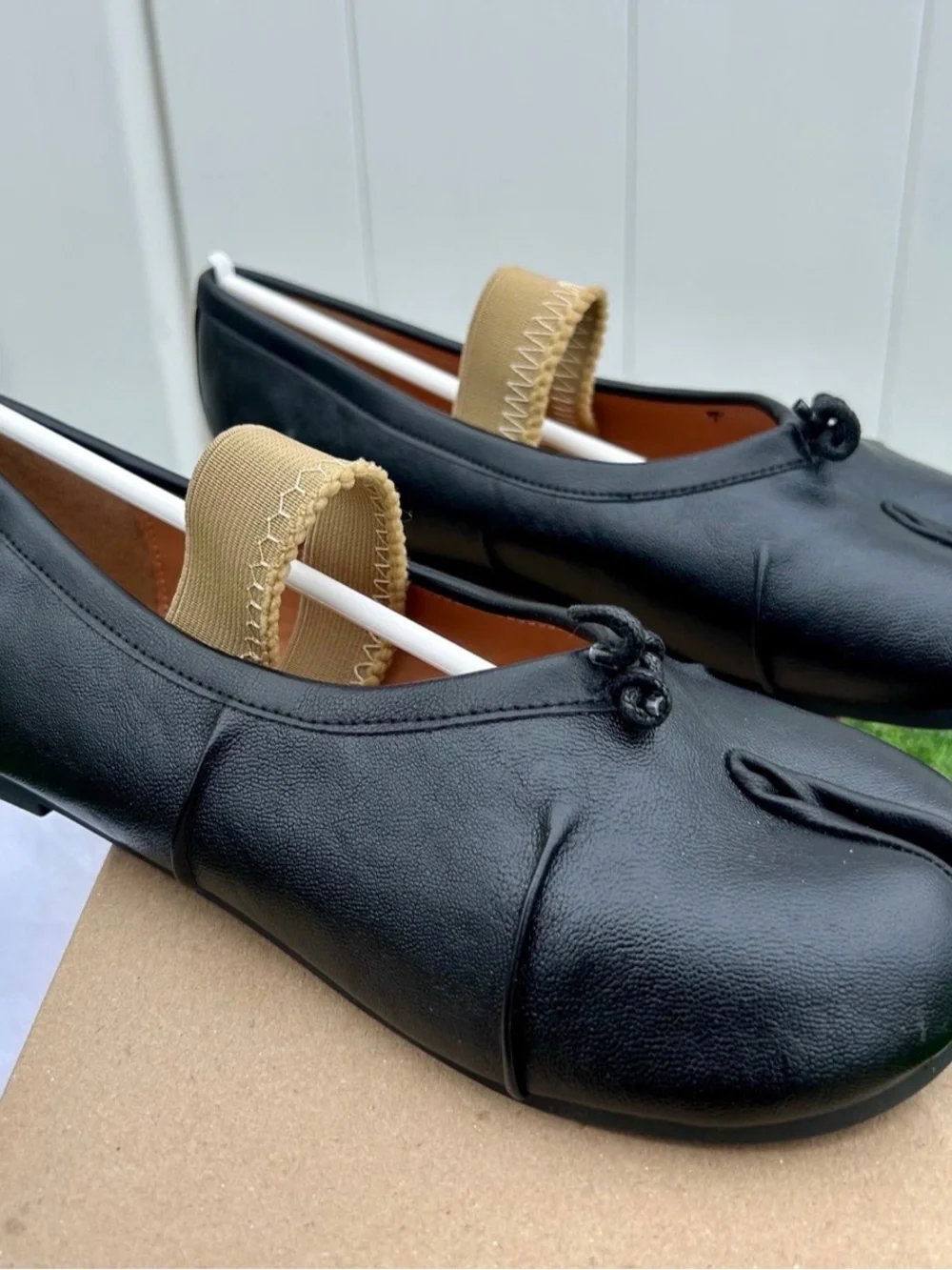 TABI STYLE SHOES BLACK SPLIT-TOE BALLET FLATS W/STRAP UNBRANDED COMFY SZ 39 NEW